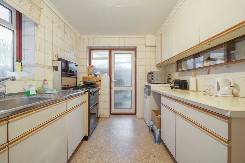 under offer canford avenue london 33552 - Gibbs Gillespie