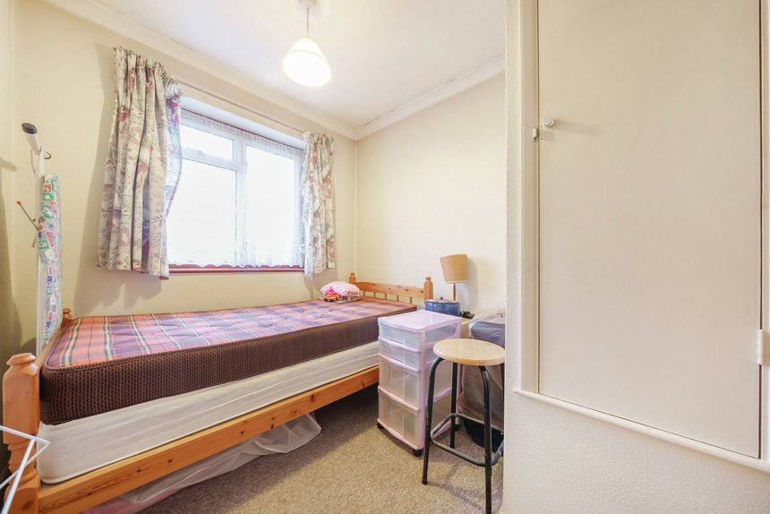 under offer canford avenue london 33552 - Gibbs Gillespie