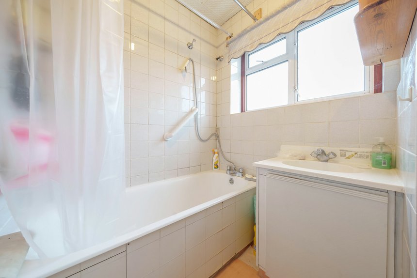 under offer canford avenue london 33552 - Gibbs Gillespie