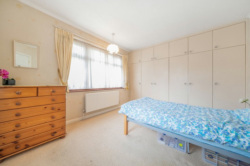 under offer acacia avenue london 33564 - Gibbs Gillespie