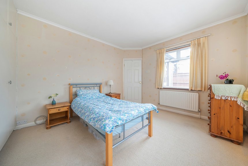 under offer acacia avenue london 33564 - Gibbs Gillespie