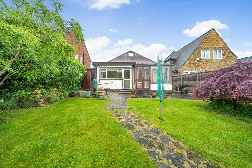 under offer acacia avenue london 33564 - Gibbs Gillespie