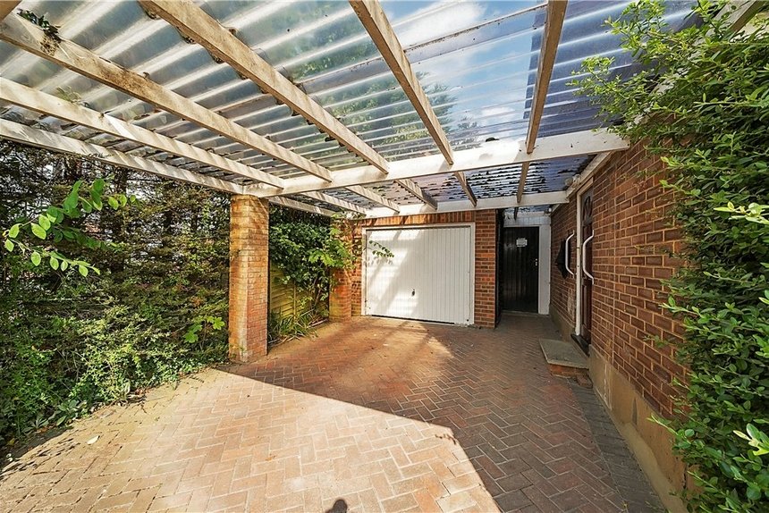 under offer davenham avenue london 33570 - Gibbs Gillespie