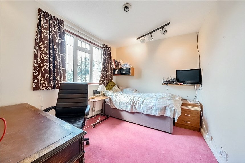 under offer davenham avenue london 33570 - Gibbs Gillespie