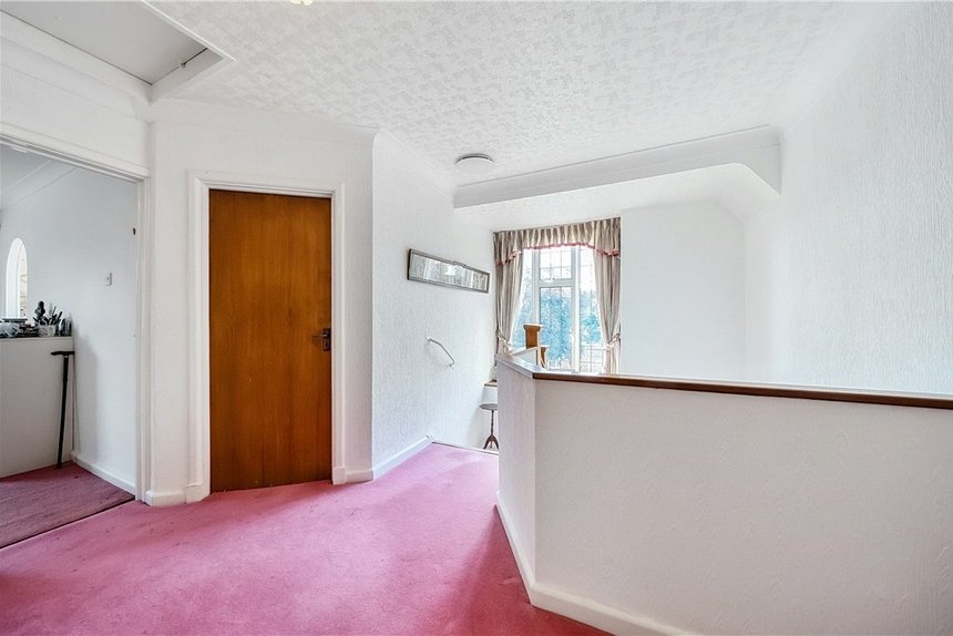 under offer davenham avenue london 33570 - Gibbs Gillespie