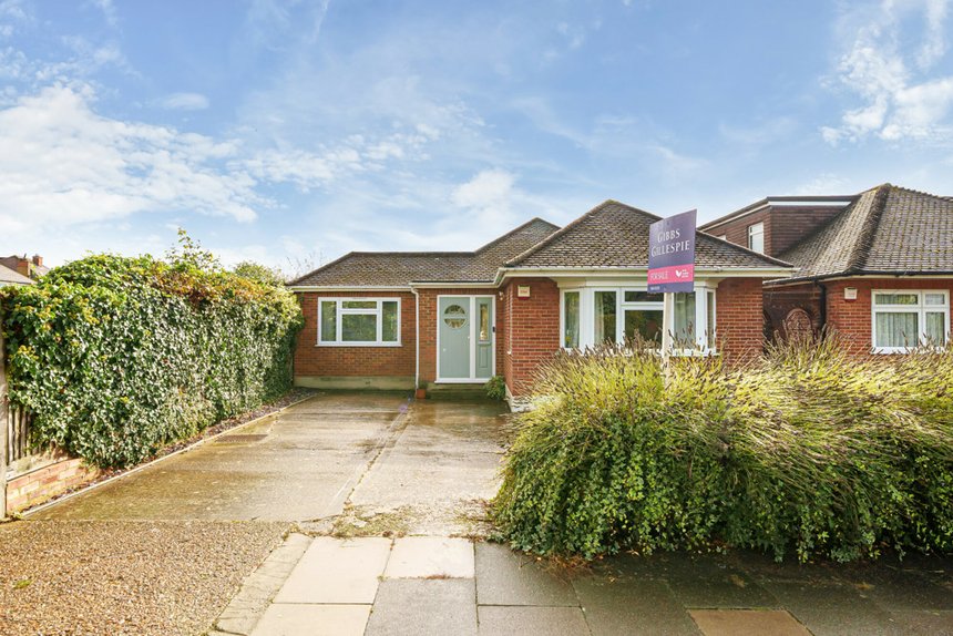 under offer whiteheath avenue london 33576 - Gibbs Gillespie