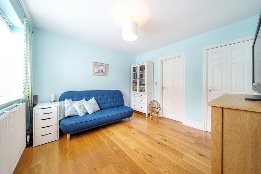 under offer whiteheath avenue london 33576 - Gibbs Gillespie