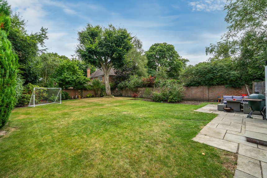 under offer dukes wood avenue london 33577 - Gibbs Gillespie