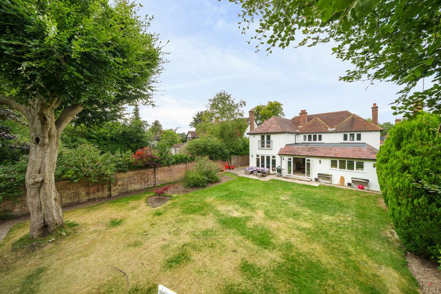 under offer dukes wood avenue london 33577 - Gibbs Gillespie