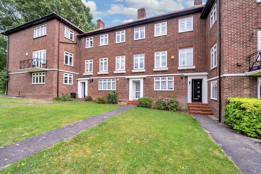 under offer cervantes court london 33608 - Gibbs Gillespie