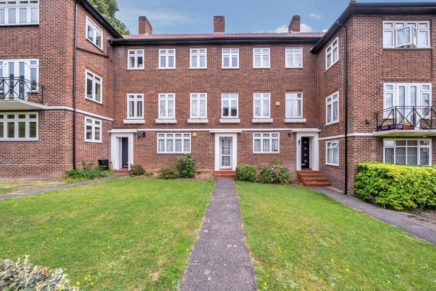 under offer cervantes court london 33608 - Gibbs Gillespie
