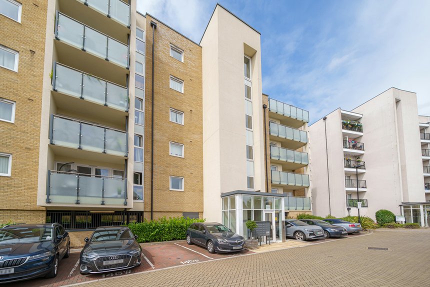 for sale perkins gardens london 33619 - Gibbs Gillespie