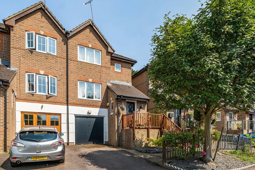 for sale barrington drive london 33621 - Gibbs Gillespie