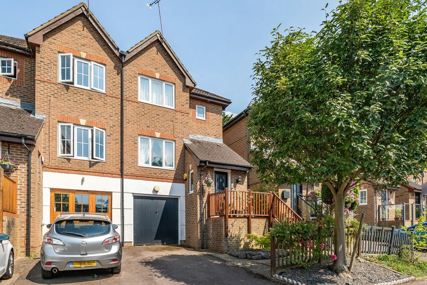 for sale barrington drive london 33621 - Gibbs Gillespie