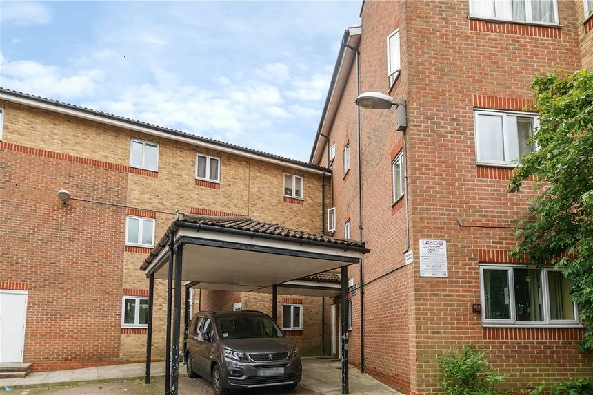 for sale carmichael close london 33622 - Gibbs Gillespie