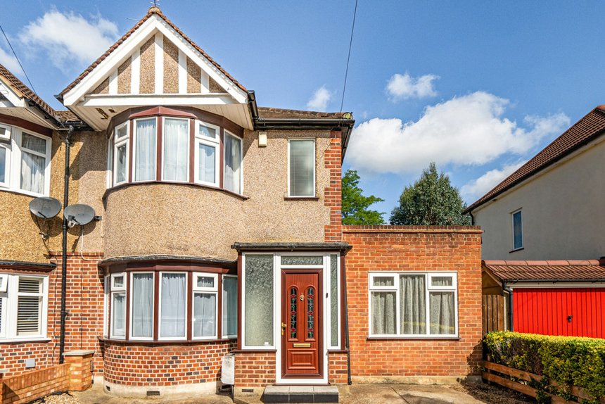 under offer seaton gardens london 33719 - Gibbs Gillespie