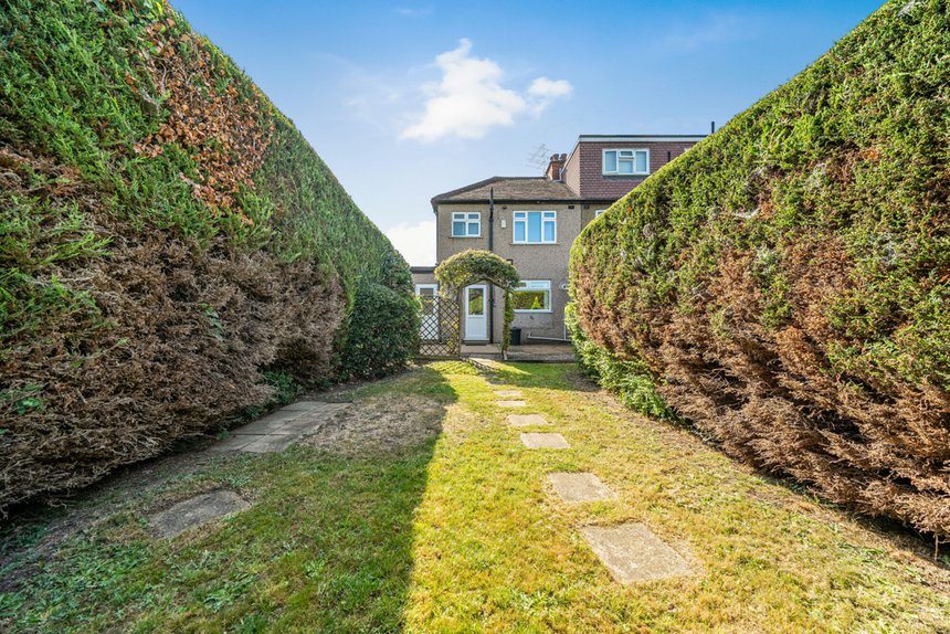 under offer seaton gardens london 33719 - Gibbs Gillespie