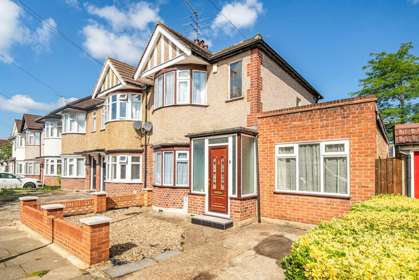 under offer seaton gardens london 33719 - Gibbs Gillespie