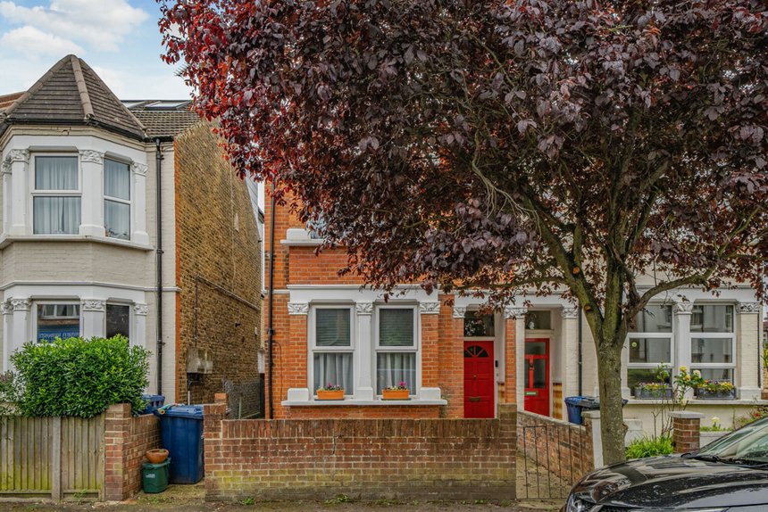 3 bedroom Flat/Apartment for sale in Oaklands Road, London, W7 Gibbs