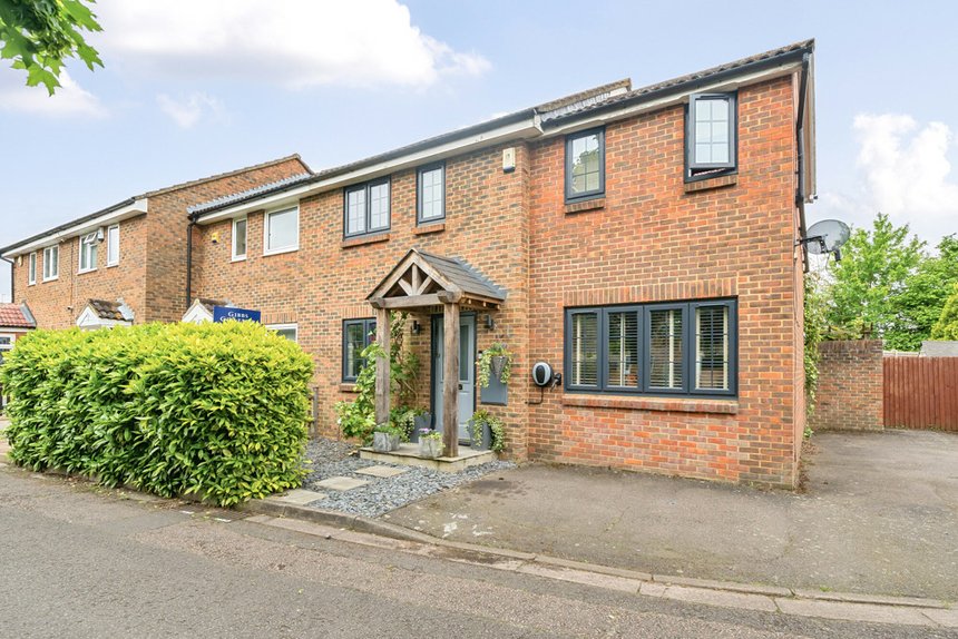 under offer wheelers drive london 33795 - Gibbs Gillespie