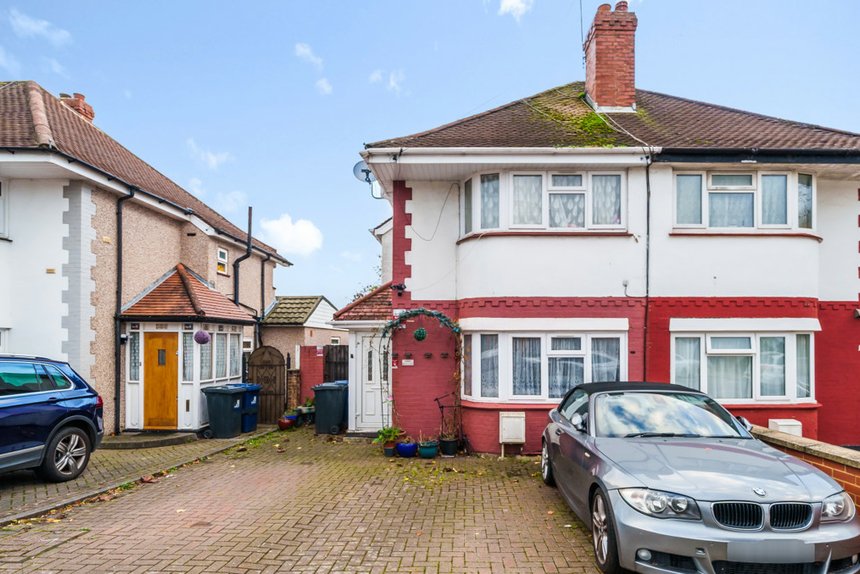 under offer wood end lane london 33844 - Gibbs Gillespie