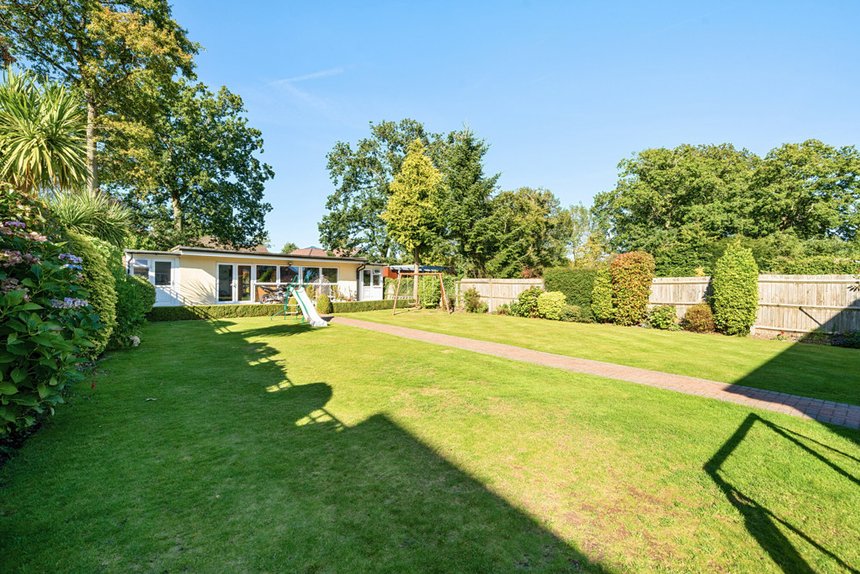 for sale dukes wood drive london 33872 - Gibbs Gillespie