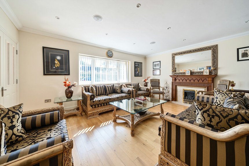 for sale dukes wood drive london 33872 - Gibbs Gillespie