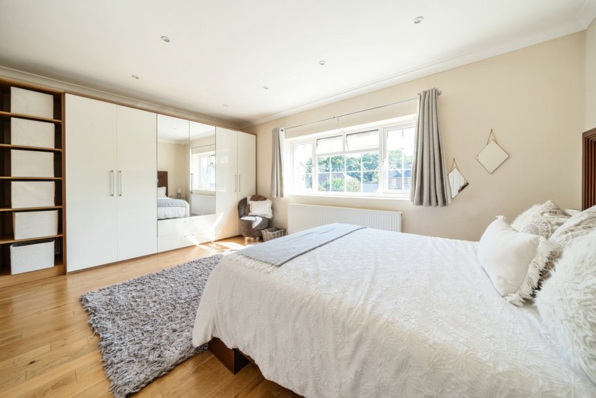 for sale dukes wood drive london 33872 - Gibbs Gillespie