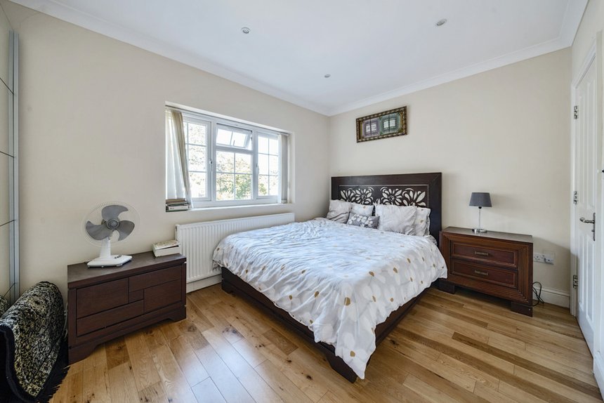 for sale dukes wood drive london 33872 - Gibbs Gillespie