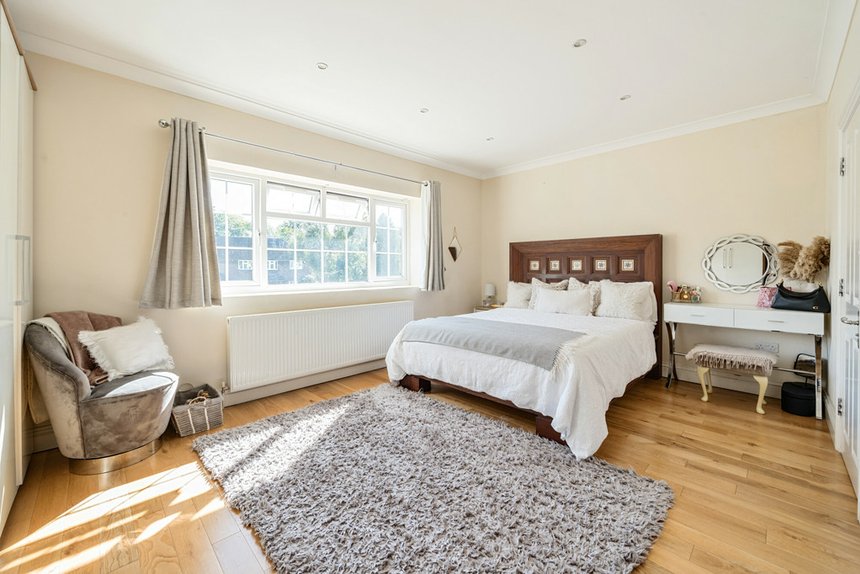 for sale dukes wood drive london 33872 - Gibbs Gillespie