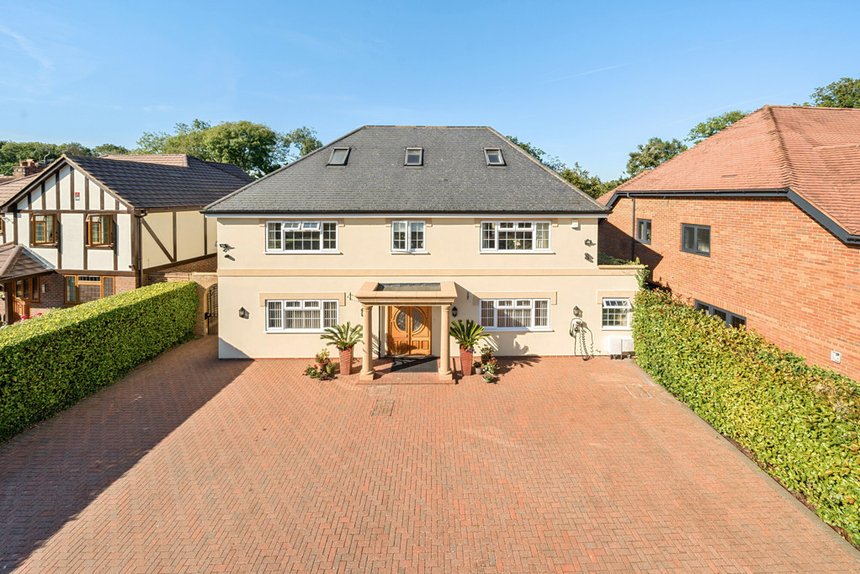 for sale dukes wood drive london 33872 - Gibbs Gillespie