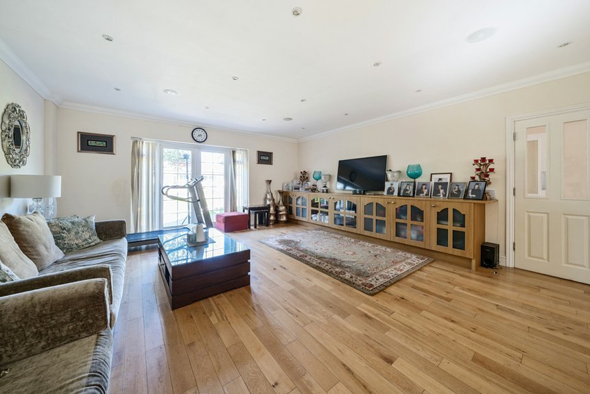 for sale dukes wood drive london 33872 - Gibbs Gillespie