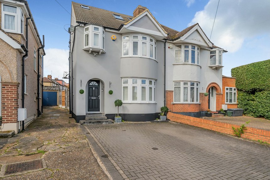 under offer melthorne drive london 33877 - Gibbs Gillespie