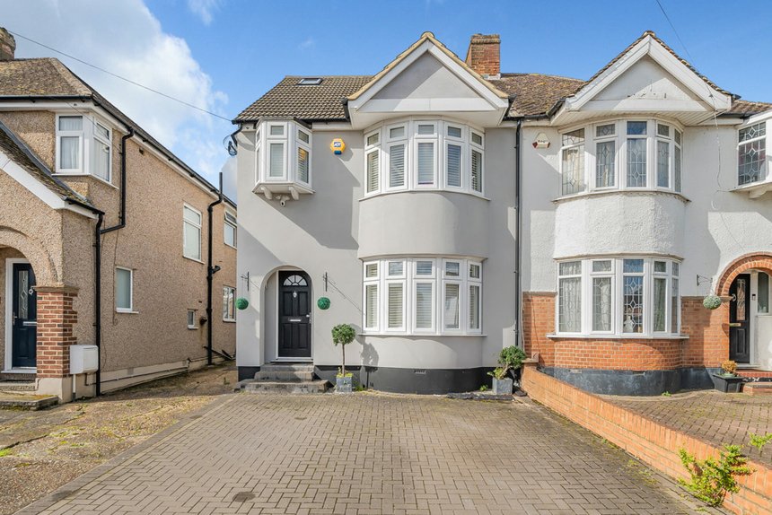 under offer melthorne drive london 33877 - Gibbs Gillespie