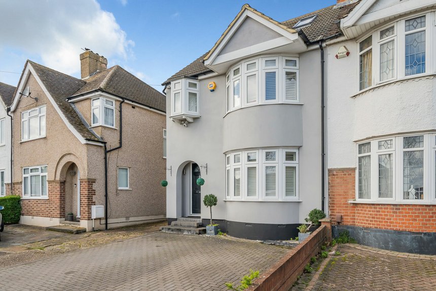 under offer melthorne drive london 33877 - Gibbs Gillespie