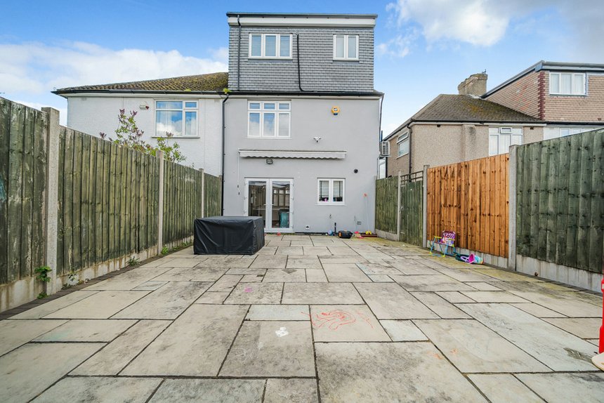 under offer melthorne drive london 33877 - Gibbs Gillespie