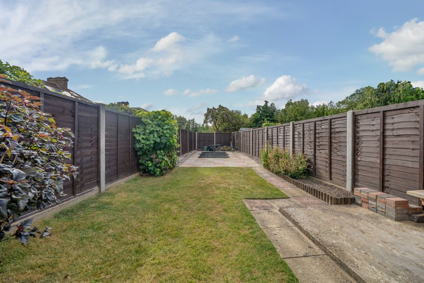 under offer collins drive london 34305 - Gibbs Gillespie