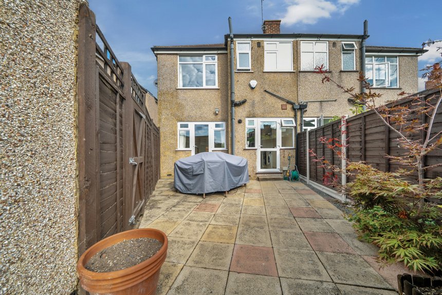 under offer collins drive london 34305 - Gibbs Gillespie