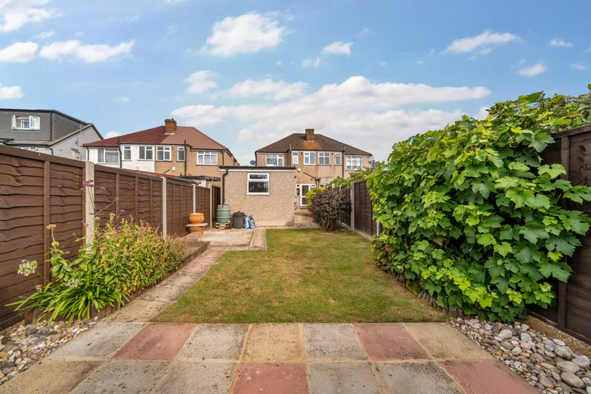 under offer collins drive london 34305 - Gibbs Gillespie