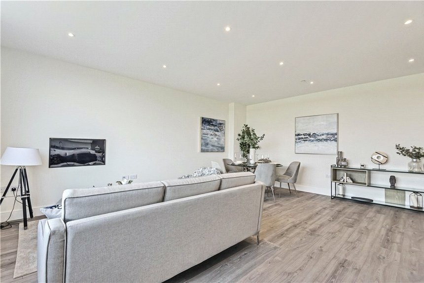 under offer heron drive london 34393 - Gibbs Gillespie