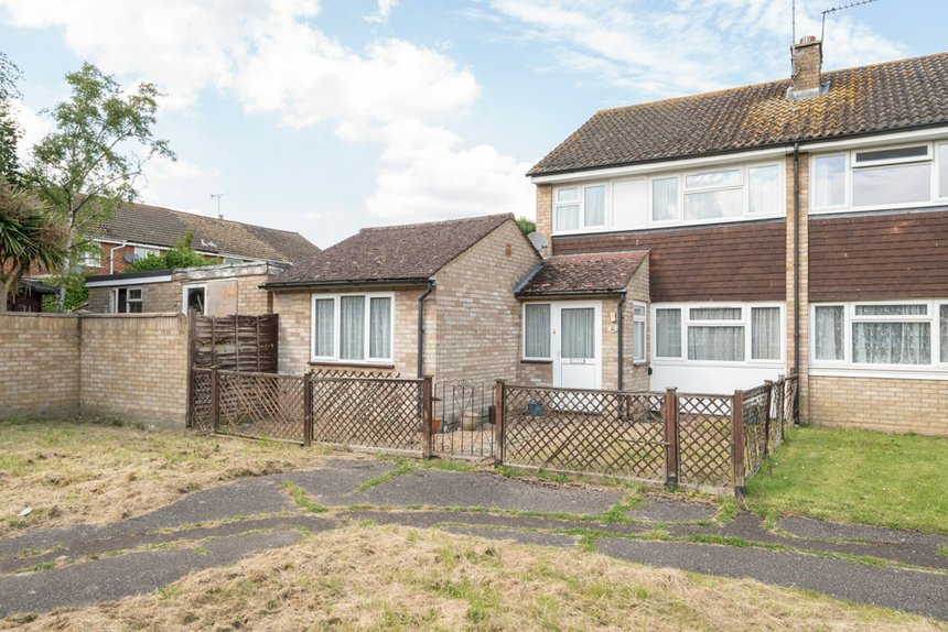 under offer leaholme waye london 34414 - Gibbs Gillespie