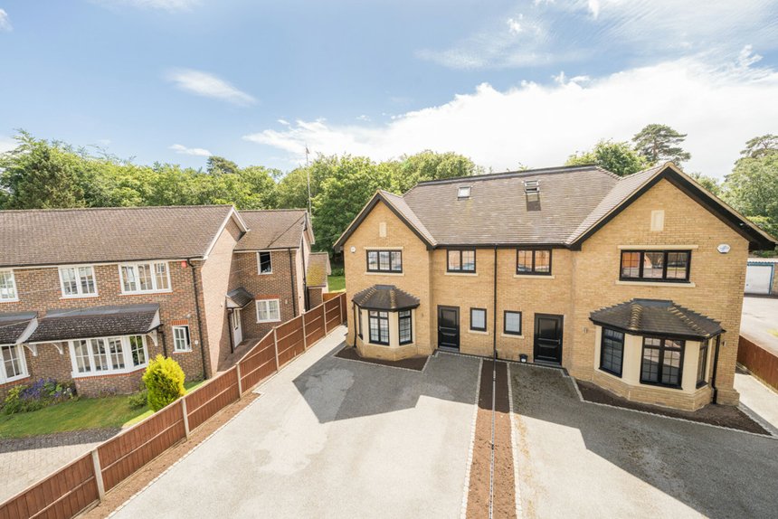 under offer gaviots close london 34439 - Gibbs Gillespie