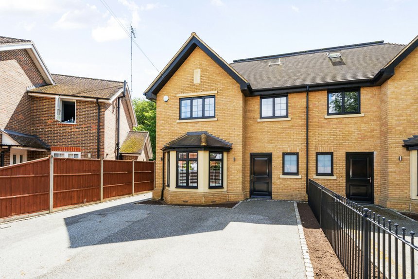 under offer gaviots close london 34439 - Gibbs Gillespie