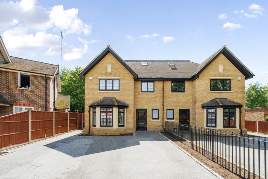 under offer gaviots close london 34439 - Gibbs Gillespie