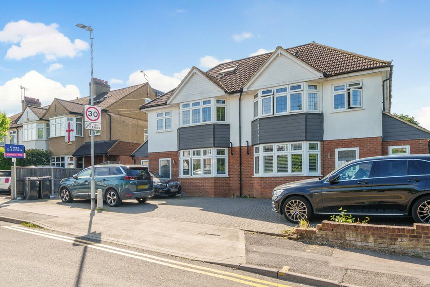 under offer wentworth drive london 34503 - Gibbs Gillespie