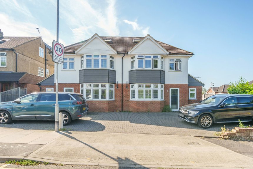 under offer wentworth drive london 34503 - Gibbs Gillespie