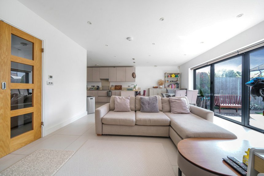 under offer wentworth drive london 34503 - Gibbs Gillespie