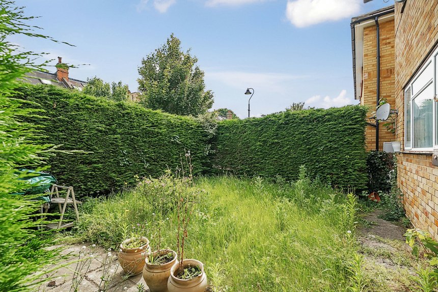 under offer webster gardens london 34507 - Gibbs Gillespie