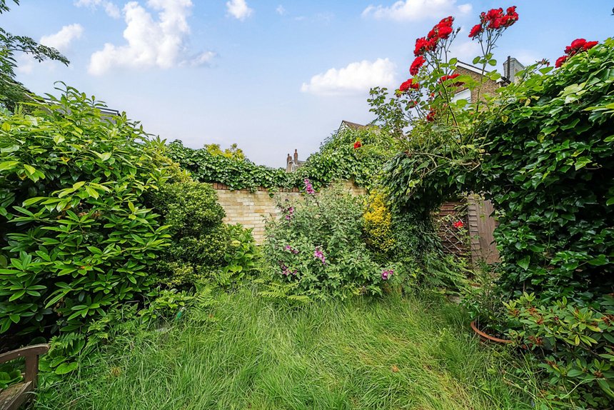 under offer webster gardens london 34507 - Gibbs Gillespie