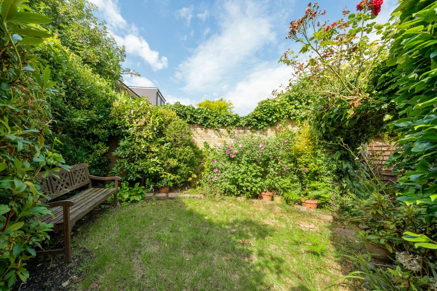 under offer webster gardens london 34507 - Gibbs Gillespie